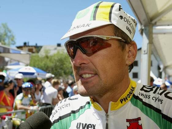 Alex Zülle (Schweiz Phonak) während eines Interviews Radsport Herren Tour de Suisse 2003, 6. Etappe: Silvaplana - Silvaplana, Rundfahrt, Straßenradsport, Straße, Rad Porträt Silvaplana