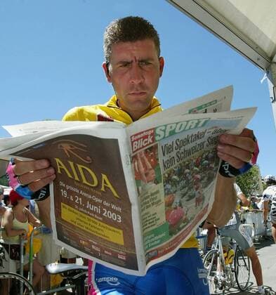 Francesco Casagrande (Italien Lampre), Führender der Gesamtwertung, informiert sich im Sonntagsblick Sport Radsport Herren Tour de Suisse 2003, 6. Etappe: Silvaplana - Silvaplana, Rundfahrt, Straßenradsport, Straße, Rad Einzelbild Silvaplana