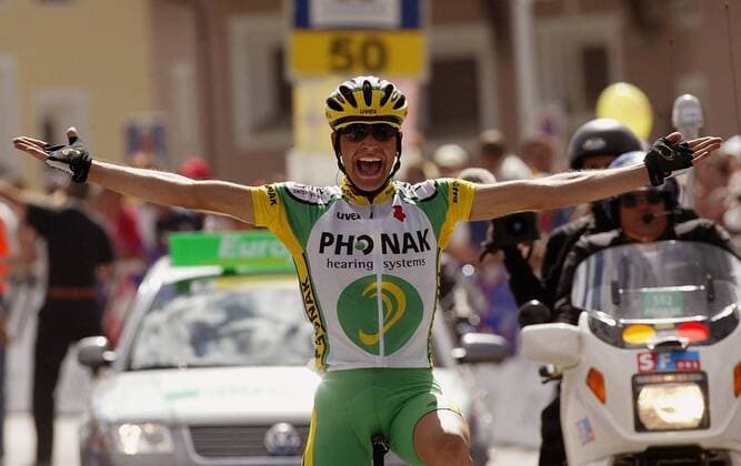Etappensieger Oscar Pereiro (Spanien Phonak) - Siegesjubel Radsport Herren Tour de Suisse 2003, 6. Etappe: Silvaplana - Silvaplana, Rundfahrt, Straßenradsport, Straße, Rad Einzelbild Silvaplana Freude,