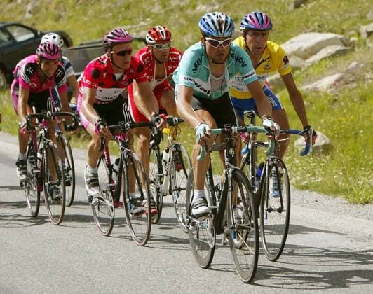 Jan Ullrich (Bianchi Deutschland) führt die Gruppe an, re.: Francesco Casagrande (Lampre Italien) Radsport Herren Tour de Suisse 2003, 6. Etappe: Silvaplana - Silvaplana, Rundfahrt, Straßenradsport, Straße, Rad Gruppe Silvaplana