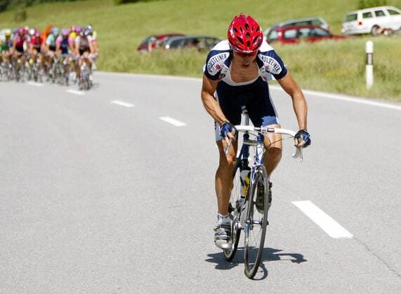 Markus Zberg (Team Gerolsteiner Schweiz) hat sich vom Fahrerfeld gelöst Radsport Herren Tour de Suisse 2003, 6. Etappe: Silvaplana - Silvaplana, Rundfahrt, Straßenradsport, Straße, Rad Einzelbild Silvaplana