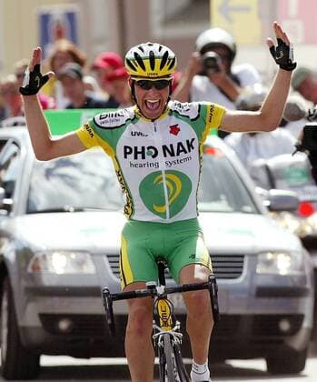 Etappensieger Oscar Pereiro (Spanien Phonak) - Siegesjubel Radsport Herren Tour de Suisse 2003, 6. Etappe: Silvaplana - Silvaplana, Rundfahrt, Straßenradsport, Straße, Rad Einzelbild Silvaplana Freude, Begeisterung,