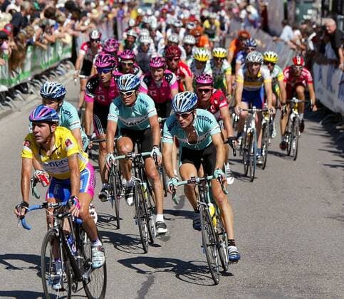 Der Gesamtführende Francesco Casagrande (li., Italien Lampre) führt das Peloton an, dicht gefolgt von Tobias Steinhauser (re.) und Jan Ullrich (Mitte, beide Deutschland beide Bianchi) Radsport Herren Tour de Suisse 2003, Rundfahrt, 7. Etappe, Savognin - Oberstaufen, Straßenradsport, Rad, Straße Gruppe Savognin - Oberstaufen