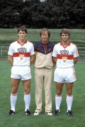 Trainer Helmut Benthaus (Mitte), Asgeir Sigurvinsson (li.) und Kurt Niedermayer (alle Stuttgart) Fußball 1. BL Herren Saison 1982 1983, VfB Stuttgart, Vorstellung, Präsentation, Pressetermin, Vdia Gruppe Aufnahmedatum geschätzt Stuttgart