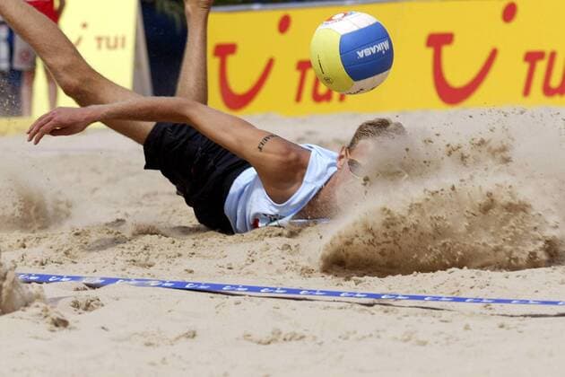 Niclas Rademacher (TSV Gießen Deutschland) hechtet nach dem Ball Beachvolleyball Herren Vodafone Masters 2003, Beach, Vdig Einzelbild Berlin Dynamik,