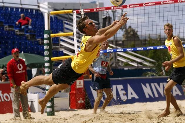 David Klemperer (MTV 48 Hildesheim Deutschland) hechtet nach dem Ball Beachvolleyball Herren Vodafone Masters 2003, Beach, Vdig Einzelbild Berlin Dynamik,