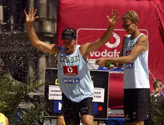 Niclas Rademacher (re., TSV Gießen) verabreicht David Klemperer (MTV 48 Hildesheim beide Deutschland) nach dem Sieg eine Sektdusche Beachvolleyball Herren Vodafone Masters 2003, Beach, Vdig Gruppe Berlin Begeisterung,