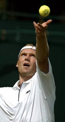 Rainer Schüttler (Deutschland) - Aufschlag Tennis Herren All England Championships 2003, Grand Slam, ATP-Tour, Einzelbild Wimbledon