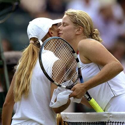 Kim Clijsters (re., Belgien) beim Küsschen mit Verliererin Rossana Neffa-de los Rios (Paraguay) Tennis Damen All England Championships 2003, Grand Slam, WTA-Tour, Gruppe Wimbledon London Harmonie,
