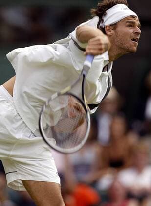 Gustavo Kuerten (Brasilien) - Aufschlag Tennis Herren All England Championships 2003, Grand Slam, ATP-Tour, Einzelbild Wimbledon London Dynamik,