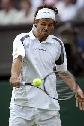 Gustavo Kuerten (Brasilien) - Rückhand Tennis Herren All England Championships 2003, Grand Slam, ATP-Tour, Einzelbild Wimbledon London Dynamik,