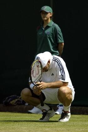 Nicolas Kiefer (Deutschland) hockt enttäuscht am Boden Tennis Herren All England Championships 2003, Grand Slam, ATP-Tour, Rasen, Rasenplatz, Rasentennis, Rasenturnier, Einzelbild Wimbledon London Enttäuschung,