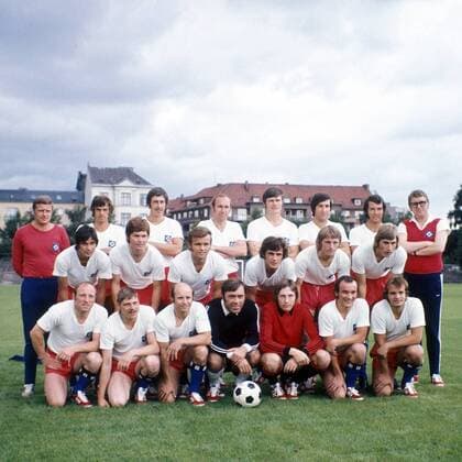 Kader Hamburger SV 1971 1972, hinten v.li.: Co-Trainer Lessler, Ole Björnmose, Jürgen Kurbjuhn, Willi Schulz, Peter Nogly, Franz-Josef Hönig, Georg Volkert, Trainer Klaus Dieter Ochs; Mitte: Hans-Jürgen Ripp, Hans-Jürgen Hellfritz, Klaus Zaczyk, Peter... Fußball 1. BL Herren DEUTSCHPRACHIGE SPORTZEITSCHRIFTEN UND -ZEITUNGEN NUR NACH RÜCKSPRACHE, Mfdia, HSV Totale quer, Mannschaftsbild, Mannschaftsfoto Hamburg