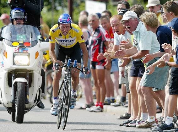 Der Gesamtführende Francesco Casagrande (Italien Lampre-Daikin) wird von den Fans am Straßenrand angefeuert Radsport Herren Tour de Suisse 2003, Rundfahrt, 8. Etappe, Einzelzeitfahren, Zeitfahren, Rad, Straße, Gruppe Gossau