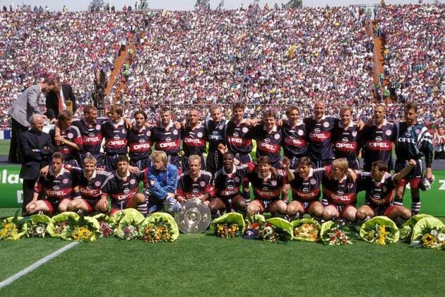 Der FC Bayern München als Deutscher Meister 1997 - hinten v. li.: Giovanni Trapattoni, Klaus Augenthaler, Alexander Zickler, Dietmar Hamann, Stefan Leitl, Thomas Helmer, Thomas Strunz, Sven Scheuer, Markus Babbel, Marcel Witeczek, Frank Gerster... Fußball 1. BL Herren Saison 1996 1997, Deutsche Meisterschaft, Mannschaftsfoto, Mannschaftsbild, quer, Vdia, Totale Meisterschale, Trophäe, Pokal; Stephan, Marcus Sammy