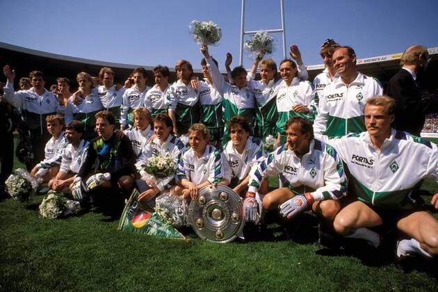 Mannschaftsbild des SV Werder Bremen als Deutscher Meister 1987 1988 - hinten v. li.: Otto Rehhagel, Christoph Hanses, Dieter Eilts, Frank Ordenewitz, Mirko Votava, Michael Kutzop, Rune Bratseth, Uli Borowka, Thomas Wolter, Johnny Otten... Fußball 1. BL Herren Saison 1987 1988, SV Werder Bremen, Deutsche Meisterschaft, Mannschaftsfoto, quer, Vdia, Totale Christof, Günther, Mirco, Miroslav, Jonny, Bremen, Feier, Meisterfeier Freude,