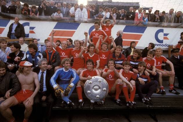 Fußball, FC Bayern München, Deutscher Meister 1986 Mannschaftsbild des FC Bayern München als Deutscher Meister 1985 1986 hinten v. re.: Norbert Nachtweih, Manfred Schwabl, Frank Hartmann, Holger Willmer, Roland Wohlfarth, dahinter Klaus Augenthaler und Michael Rummenigge, Bertram Beierlorzer,... Fußball 1. BL Herren Saison 1985 1986, FC Bayern München, Deutsche Meisterschaft, Mannschaftsfoto, Vdia, Hansi, Totale Jubel, jubeln, Mannschaftsjubel, Siegerehrung, München, Feier, Meisterfeier Freude,