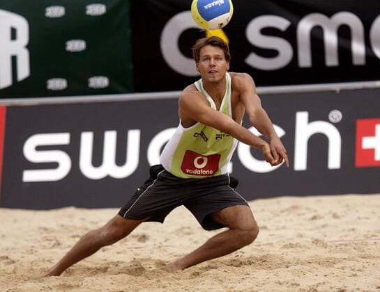 Manuel Rieke (Deutschland) - Ballannahme Beachvolleyball Herren Swatch-FIVB World Tour 2003, Grand Slam, Beach, Einzelbild Berlin Dynamik,