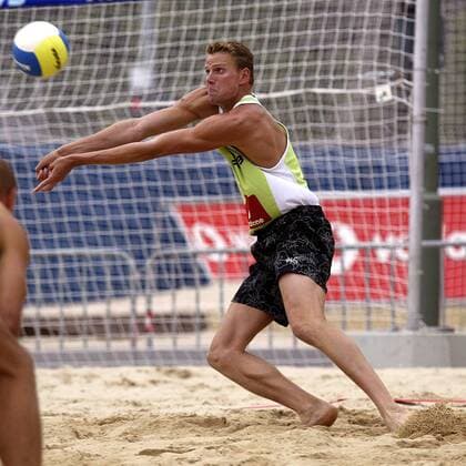 Matthias Karger (Deutschland) - Ballannahme Beachvolleyball Herren Swatch-FIVB World Tour 2003, Grand Slam, Beach, Einzelbild Berlin Dynamik,