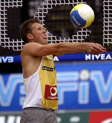 David Klemperer (Deutschland) - Ballannahme Beachvolleyball Herren Swatch-FIVB World Tour 2003, Grand Slam, Beach, Einzelbild Berlin