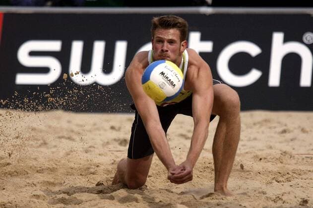 Hannes Ambelang (Deutschland) - Ballannahme Beachvolleyball Herren Swatch-FIVB World Tour 2003, Grand Slam, Beach, Einzelbild Berlin Dynamik,