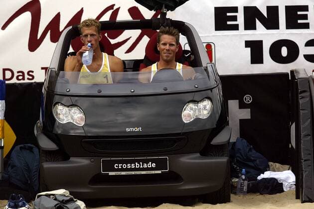 Niclas Rademacher (li.) und David Klemperer (beide Deutschland) sitzen beim Seitenwechsel in einem Smart Beachvolleyball Herren Swatch-FIVB World Tour 2003, Grand Slam, Beach, Gruppe Berlin