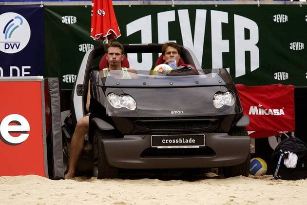 Hannes Ambelang (li.) und Manuel Rieke (beide Deutschland) - hier fungiert ein Smart als Pausenbank beim Seitenwechsel Beachvolleyball Herren Swatch-FIVB World Tour 2003, Grand Slam, Beach, Gruppe Berlin