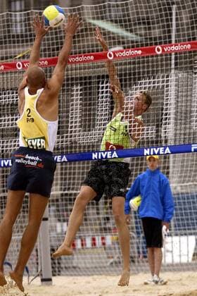 Matthias Karger (re.) - Schmetterball gegen Marvin Polte (beide Deutschland) Beachvolleyball Herren Swatch-FIVB World Tour 2003, Grand Slam, Beach, Gruppe Berlin Dynamik,