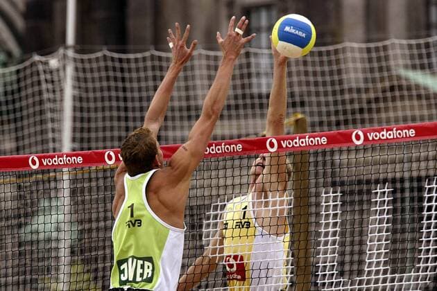 Thomas Hikel (re.) - Schmetterball gegen Matthias Karger (beide Deutschland) Beachvolleyball Herren Swatch-FIVB World Tour 2003, Grand Slam, Beach, Gruppe Berlin