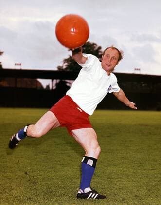 Uwe Seeler (HSV) sieht rot - dies ist nämlich die Farbe des Balles, und den hat er bekanntlich immer im Visier Fußball 1. BL Herren Saison 1967 1968, Hamburger SV, Shooting, Fotoshooting, Fototermin Einzelbild Aufnahmedatum geschätzt Dynamik,