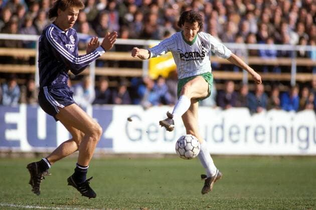 Rune Bratseth (Bremen) zieht ab Fußball 1. BL Herren Saison 1987 1988, SV Werder Bremen Gruppe Aufnahmedatum geschätzt Dynamik,