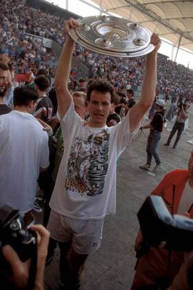 Rune Bratseth (Bremen) präsentiert die Meisterschale Fußball 1. BL Herren Saison 1992 1993, Stuttgart - SV Werder Bremen 0:3, Deutscher Meister, Deutsche Meisterschaft, Gruppe Stuttgart Freude,