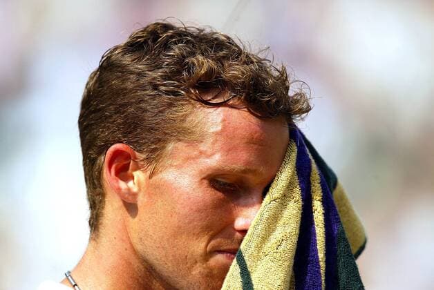 Lars Burgsmüller (Deutschland) trocknet sich mit einem Handtuch die Stirn Tennis Herren All England Championships 2003, Grand Slam, ATP-Tour Porträt Wimbledon London Enttäuschung, Erschöpfung,