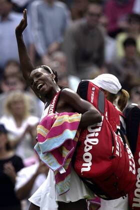 Venus Williams (USA) bedankt sich bei ihren Anhängern Tennis Damen All England Championships 2003, Grand Slam, WTA-Tour, Einzelbild Wimbledon London Freude, Begeisterung,