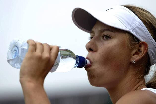 Maria Sharapova (Rußland) nimmt einen kräftigen Schluck aus der Flasche Tennis Damen All England Championships 2003, Grand Slam, WTA-Tour, Einzelbild Wimbledon London