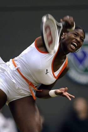 Serena Williams (USA) - Aufschlag Tennis Damen All England Championships 2003, Grand Slam, WTA-Tour, Rasen, Rasenplatz, Rasentennis, Rasenturnier Einzelbild Wimbledon London Dynamik, Kraft