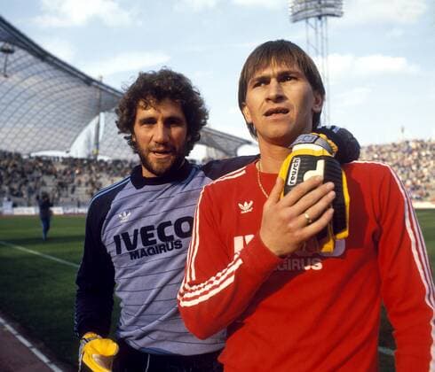 Torwart Jean-Marie Pfaff (li.) umarmt Klaus Augenthaler (beide Bayern) Fußball 1. BL Herren Saison 1982 1983, FC Bayern München Gruppe Aufnahmedatum geschätzt München