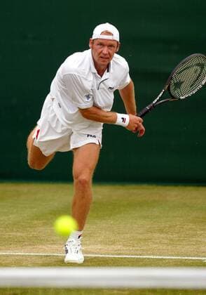 Rainer Schüttler (Deutschland) - Aufschlag Tennis Herren All England Championships 2003, Grand Slam, ATP-Tour, Rasen, Rasenplatz, Rasentennis, Rasenturnier Einzelbild Wimbledon London