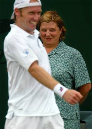 Linienrichterin freut sich mit Rainer Schüttler (Deutschland) Tennis Herren All England Championships 2003, Grand Slam, ATP-Tour Gruppe Wimbledon London