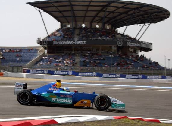 Nick Heidfeld (Deutschland Sauber-Petronas) vor der Haupttribüne in seinem Boliden Motorsport Grand Prix Herren Großer Preis von Europa 2003, Formel 1 Weltmeisterschaft, F1, F, GP, WM, Qualifying, Vdig Einzelbild Nürburgring Nürburg