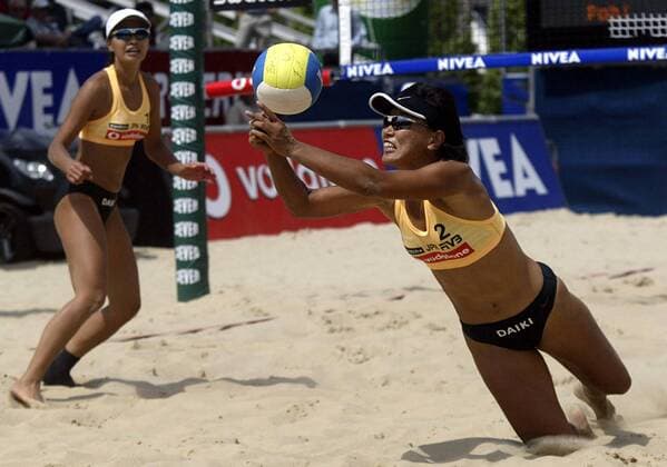 Ryoko Tokuno - Ballannahme, li.: Kosuhara (beide Japan) Beachvolleyball Damen Swatch-FIVB World Tour 2003, Vodafone Grand Slam, Worldtour, Beach Gruppe Berlin Dynamik,