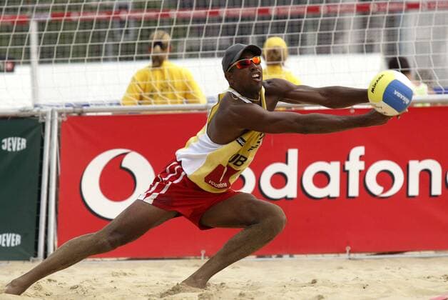 Juan Miguel Rosell (Kuba) - Ballannahme Beachvolleyball Herren Swatch-FIVB World Tour 2003, Vodafone Grand Slam, Worldtour, Beach Einzelbild Berlin Dynamik,