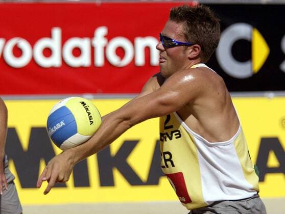 David Klemperer (Deutschland) - Ballannahme Beachvolleyball Herren Swatch-FIVB World Tour 2003, Vodafone Grand Slam, Worldtour, Beach Einzelbild Berlin