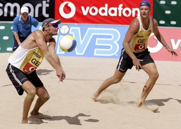 Edgar Krank - Ballannahme vor Axel Hager (beide Deutschland) Beachvolleyball Herren Swatch-FIVB World Tour 2003, Vodafone Grand Slam, Worldtour, Beach Gruppe Berlin