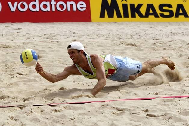 Markus Dieckmann (Deutschland) - Ballannahme Beachvolleyball Herren Swatch-FIVB World Tour 2003, Vodafone Grand Slam, Worldtour, Beach Einzelbild Berlin Dynamik,