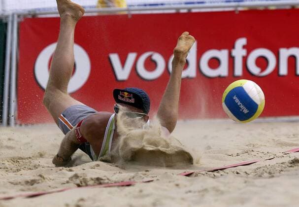Nikolas Berger (Österreich) kommt nicht mehr an den Ball Beachvolleyball Herren Swatch-FIVB World Tour 2003, Vodafone Grand Slam, Worldtour, Beach Einzelbild Berlin