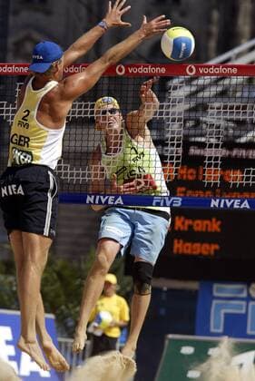 Daxton Holdren (USA, re.) gegen Axel Hager (Deutschland) Beachvolleyball Herren Swatch-FIVB World Tour 2003, Vodafone Grand Slam, Worldtour, Beach Gruppe Berlin Dynamik, Abwehr,