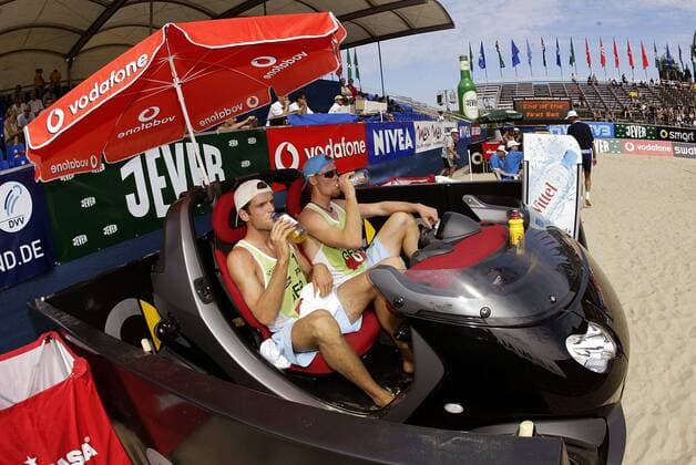 Markus Dieckmann (li.) und Jonas Reckermann (beide Deutschland) sitzen während des Seitenwechsels in einem Smart Beachvolleyball Herren Swatch-FIVB World Tour 2003, Vodafone Grand Slam, Worldtour, Beach Gruppe Berlin