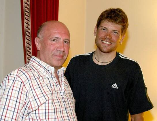 Jan Ullrich (Bianchi, re.) und Manager Wolfgang Strohband (beide Deutschland) Radsport Herren Straßenradsport 2003, Rad, Straße, Kleidung, Outfit Gruppe Sils-Maria