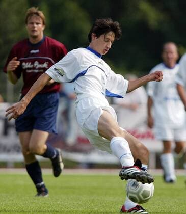 Martin Schmitt (Deutschland) am Ball Fußball Herren Benefizspiel 2003, Benefiz, Skispringen, Skisprung, Ski Nordisch, Nordischer Skisport, Vdig Einzelbild Dynamik,